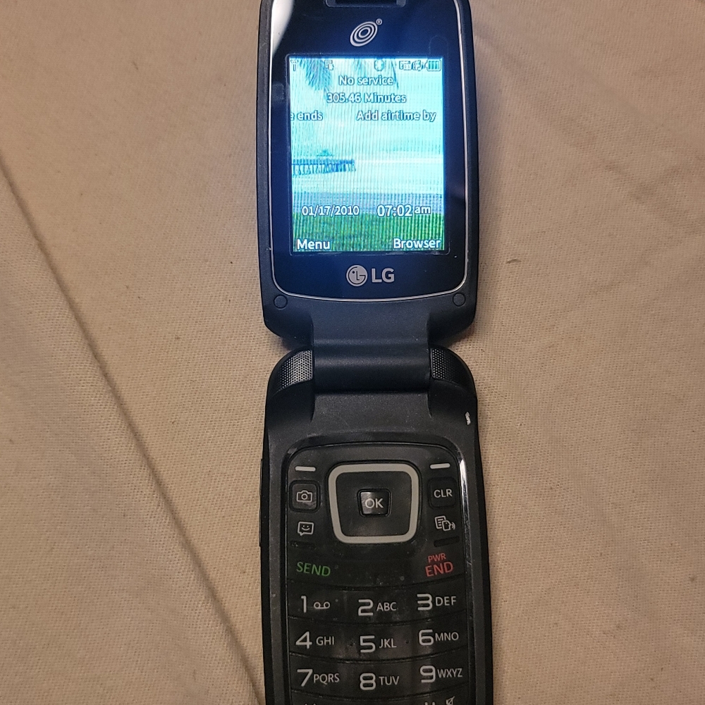 LG Flip Phone – TracFone Prepaid (Vintage 2010s)